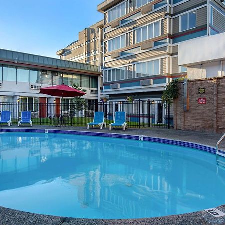 Days Inn By Wyndham Victoria Airport Сидней Экстерьер фото