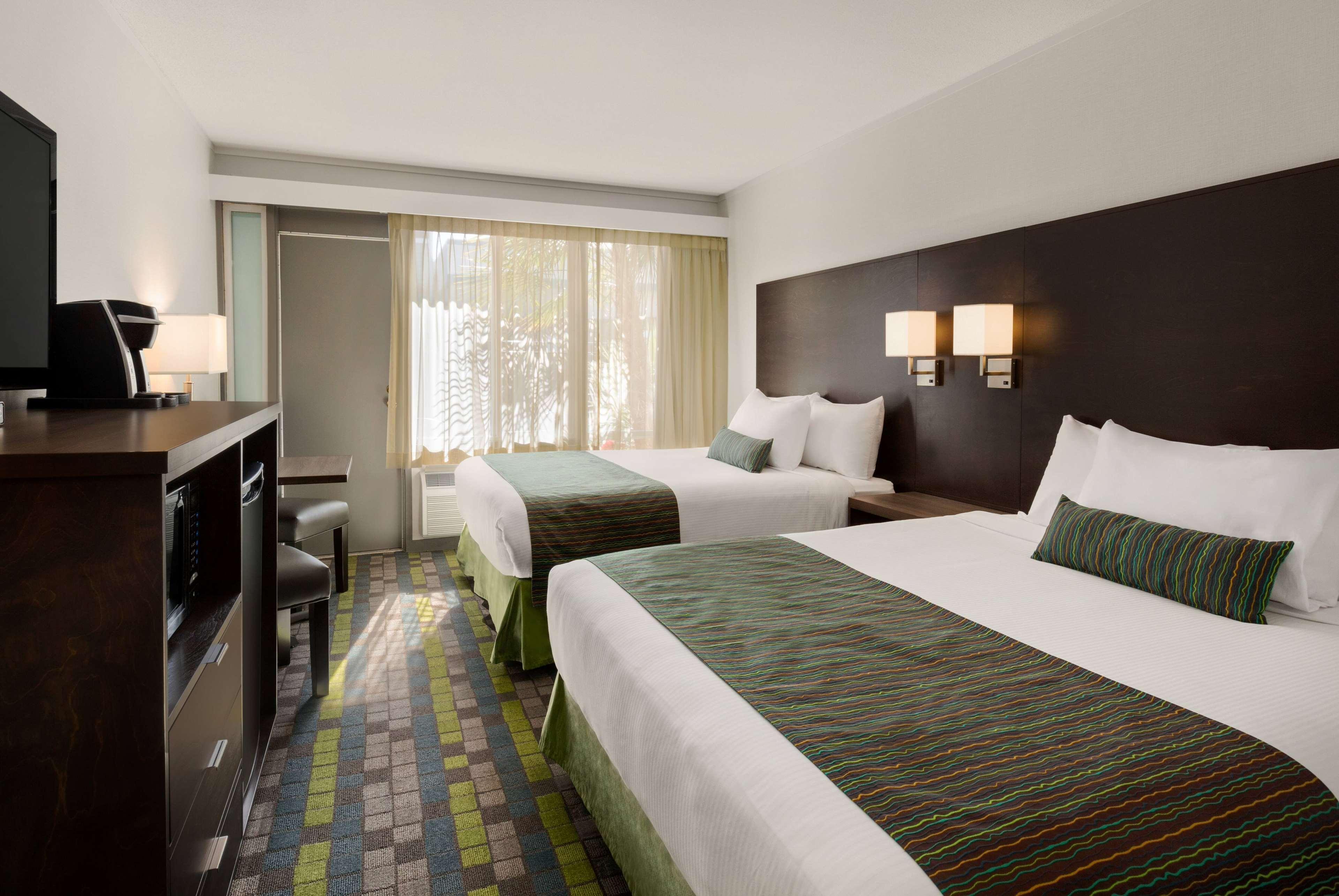 Days Inn By Wyndham Victoria Airport Сидней Экстерьер фото